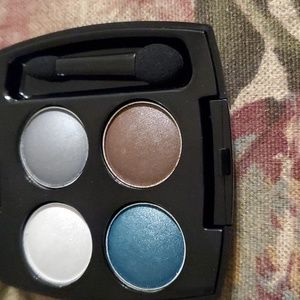 Eyeshadow compact with mirror